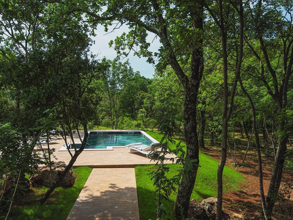 Villa mit Pool in ruhiger Lage
