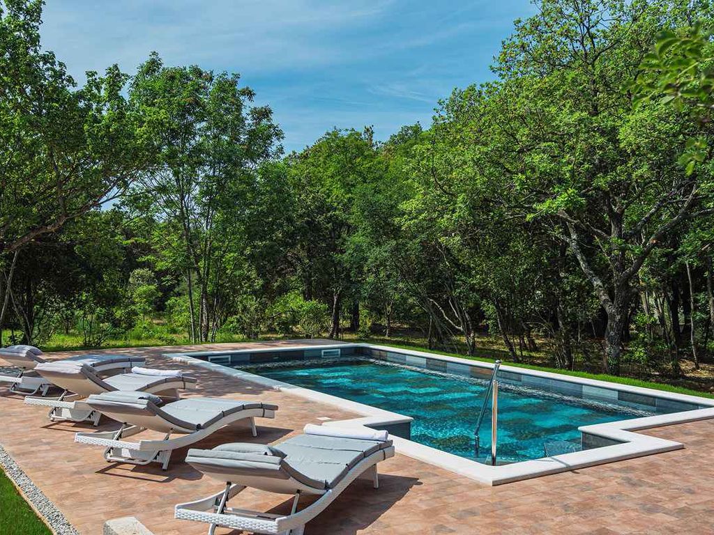 Villa mit Pool in ruhiger Lage