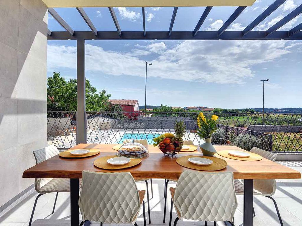 Ferienhaus mit Pool für 6 Personen