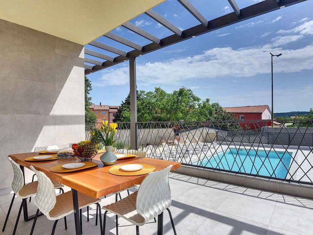 Ferienhaus mit Pool für 6 Personen