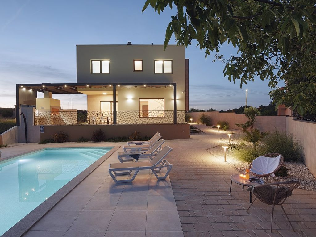 Ferienhaus mit Pool für 6 Personen