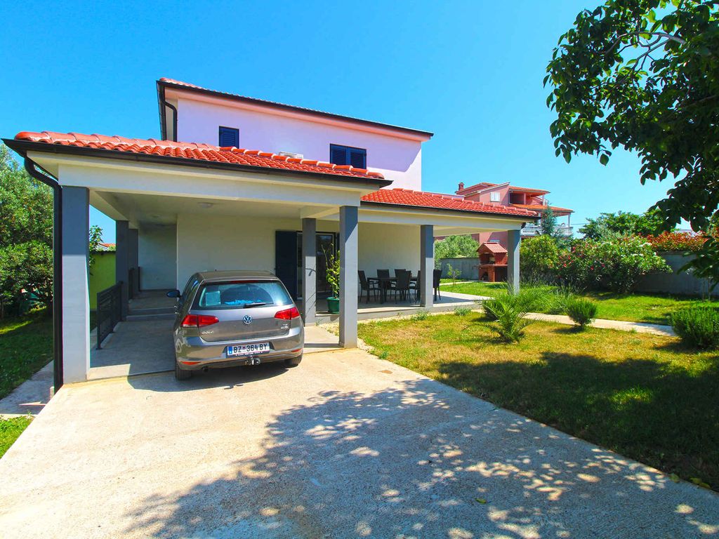 Ferienhaus mit großem Garten und Grill