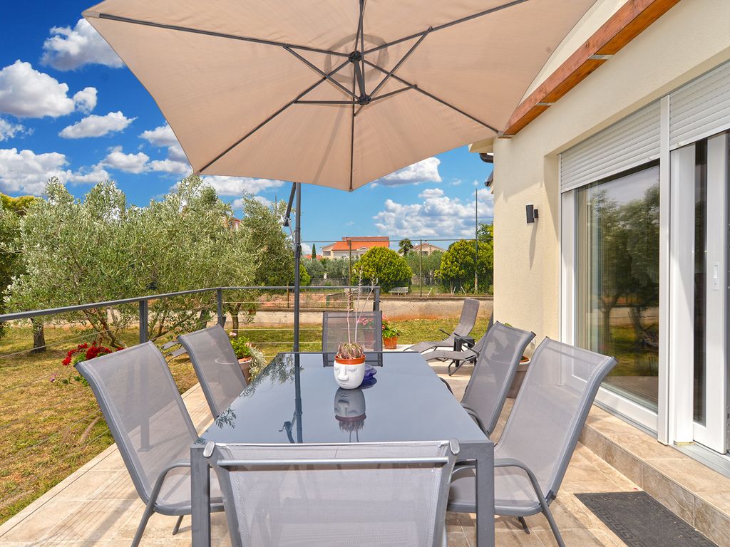 Ferienhaus mit Terrasse und mediterranem Garten