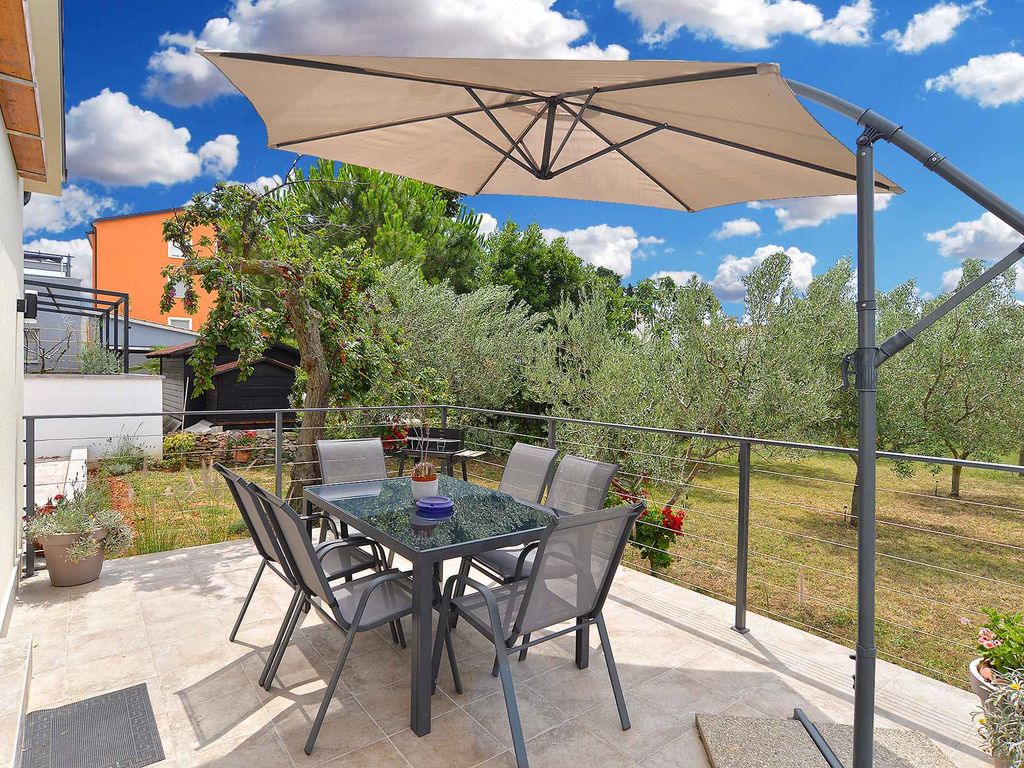 Ferienhaus mit Terrasse und mediterranem Garten
