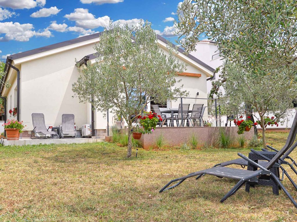 Ferienhaus mit Terrasse und mediterranem Garten