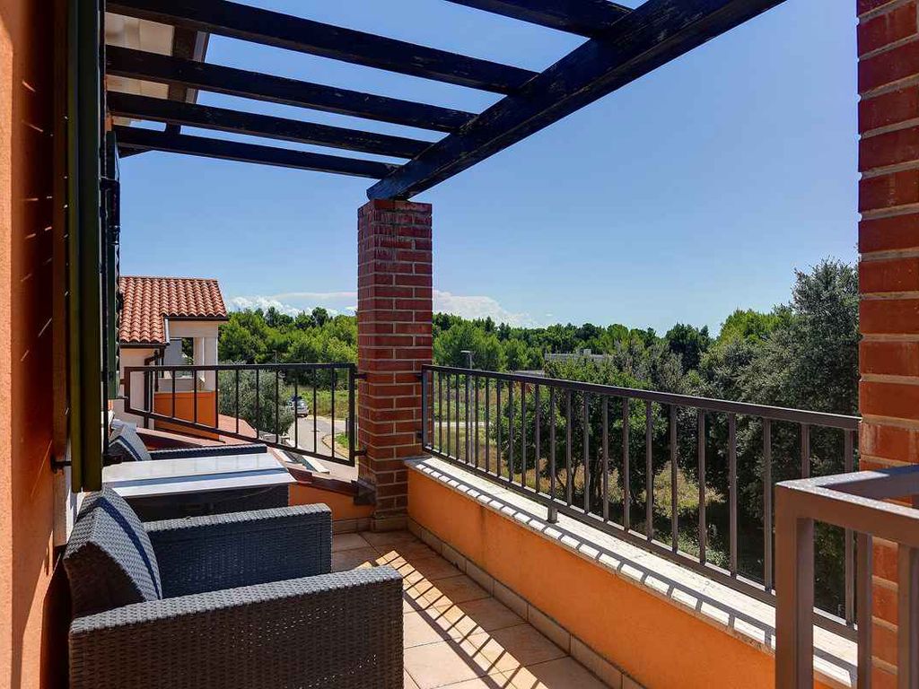 Villa mit Swimmingpool und Kinderspielplatz