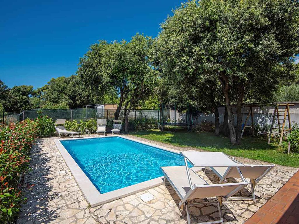 Villa mit Swimmingpool und Kinderspielplatz