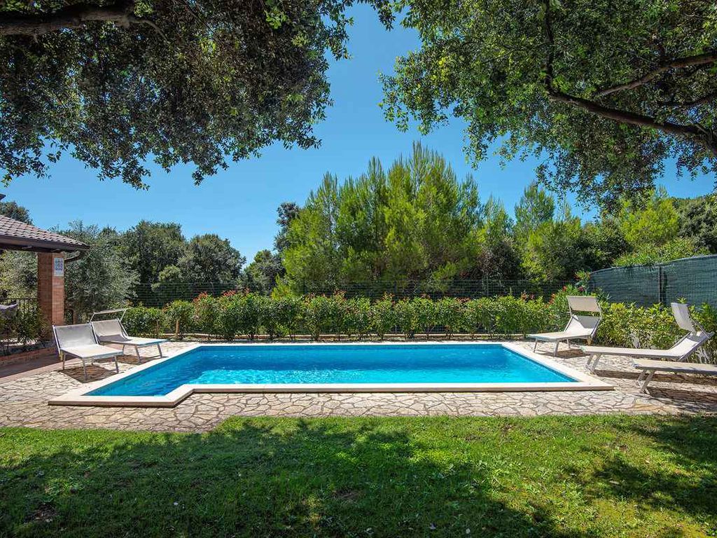 Villa mit Swimmingpool und Kinderspielplatz
