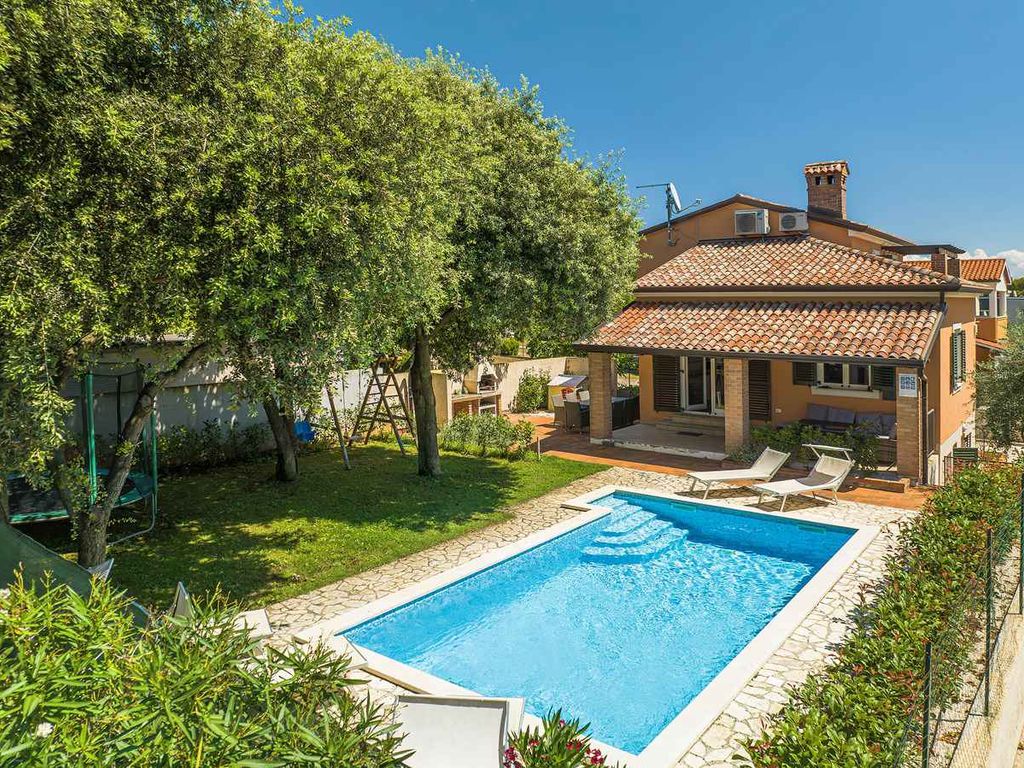 Villa mit Swimmingpool und Kinderspielplatz