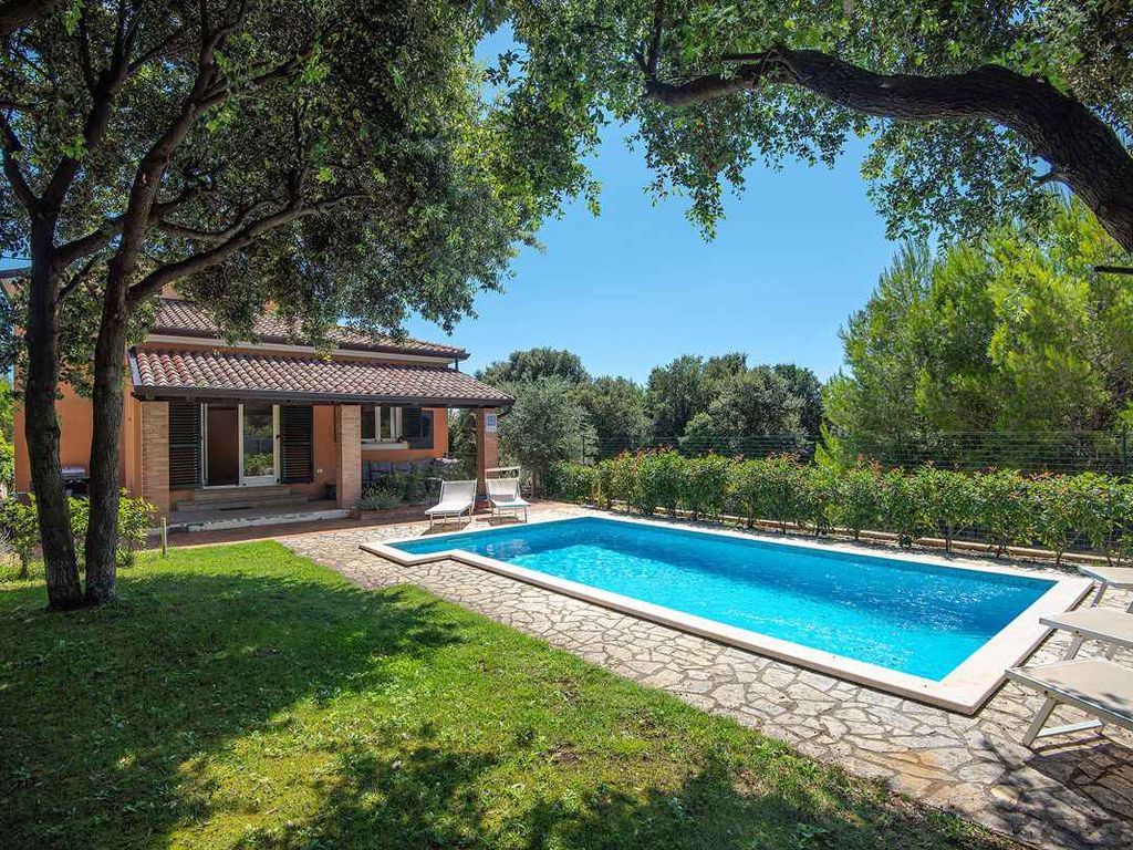 Villa mit Swimmingpool und Kinderspielplatz
