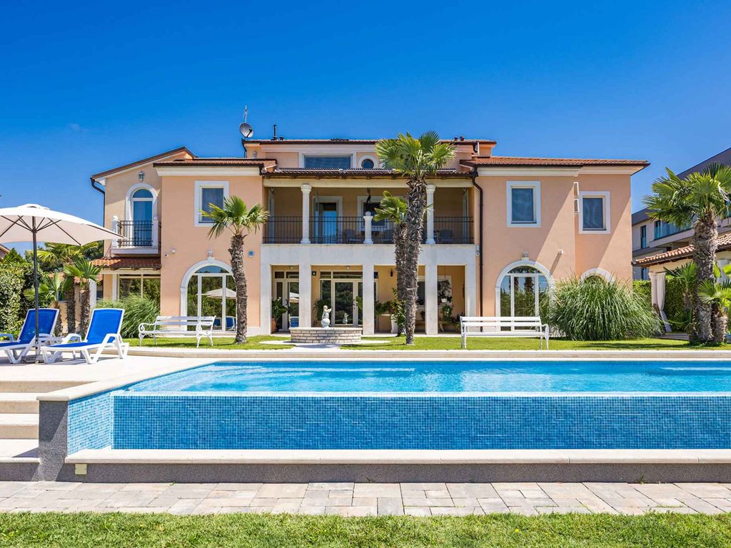 Ferienwohnung mit Aussenpool und Terasse mit Meerblick
