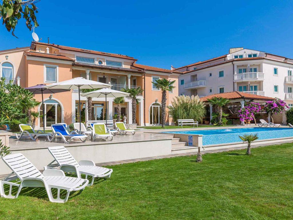 Ferienwohnung mit Aussenpool und Terasse mit Meerblick