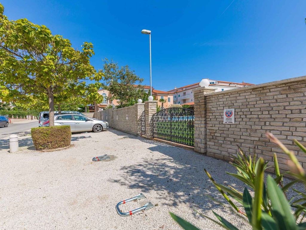 Ferienwohnung mit Aussenpool und Terasse mit Meerblick