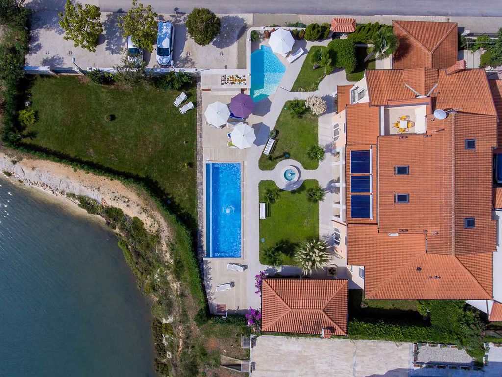 Ferienwohnung mit Aussenpool und Terasse mit Meerblick