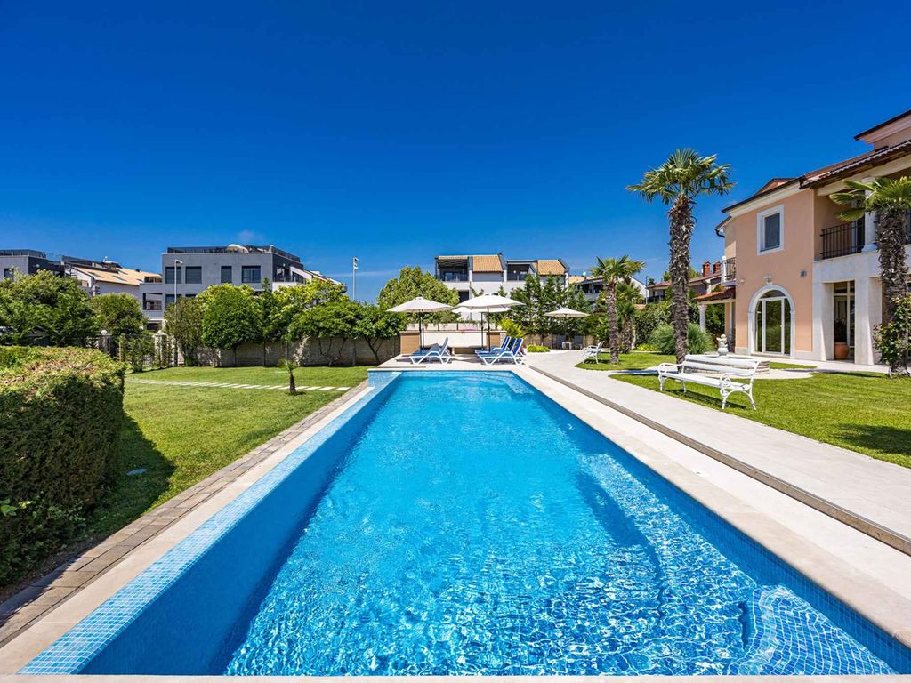 Ferienwohnung mit Aussenpool und Balkon mit Meerblick