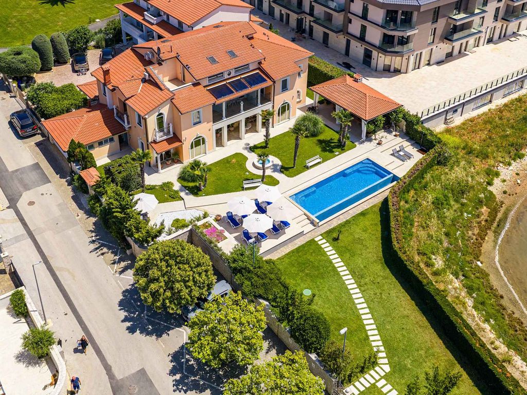 Ferienwohnung mit Aussenpool und Dachterrasse mit Meerblick