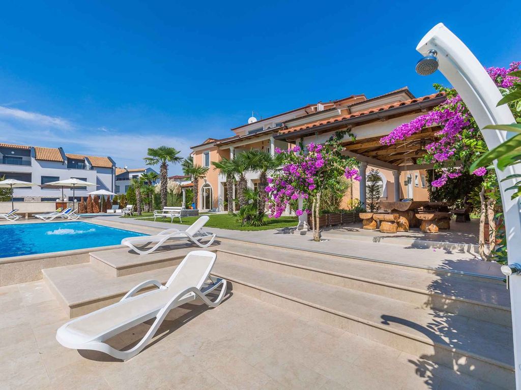 Ferienwohnung mit Aussenpool und Dachterrasse mit Meerblick