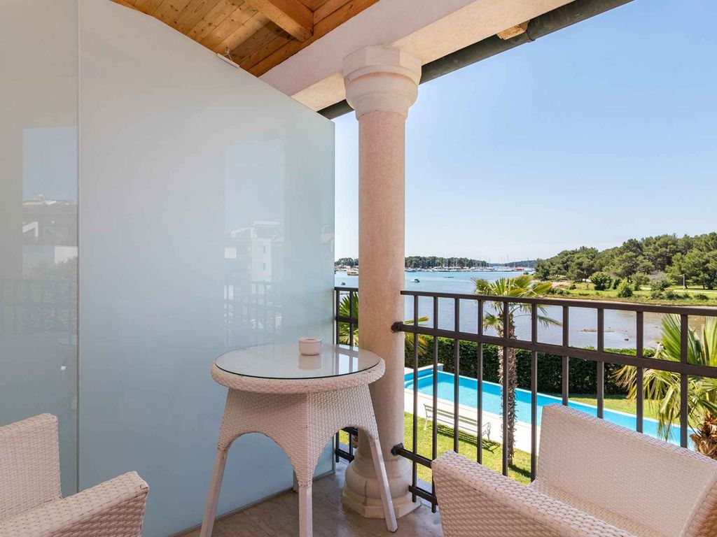 Ferienwohnung mit Aussenpool und Balkon mit Meerblick