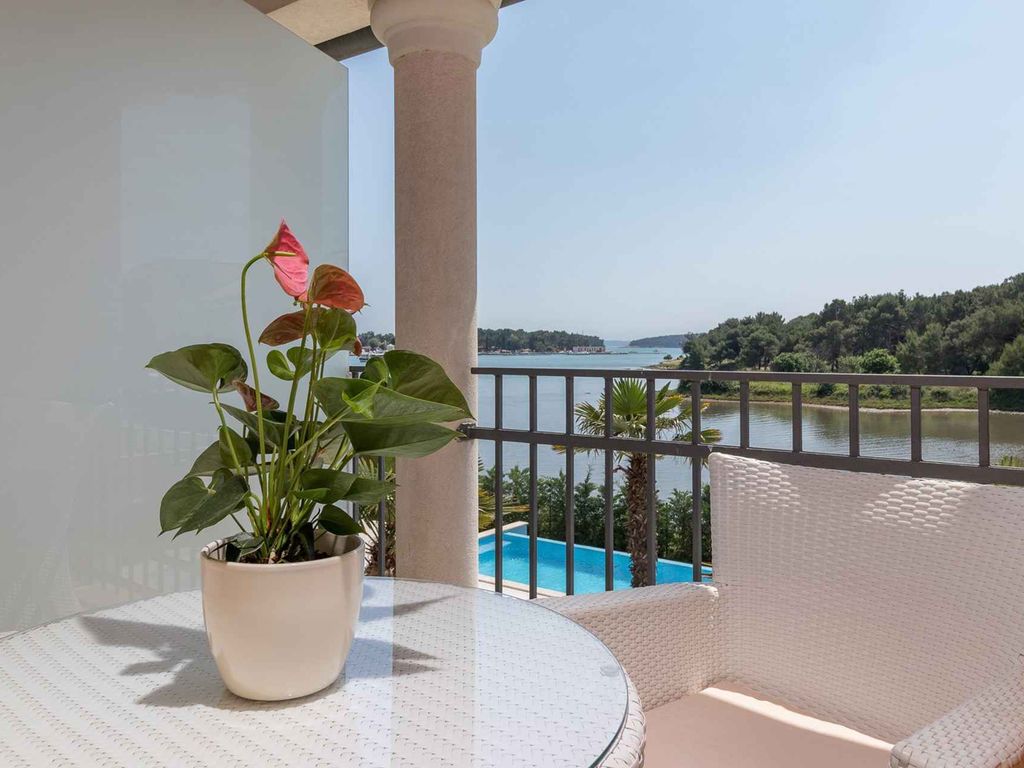 Ferienwohnung mit Aussenpool und Balkon mit Meerblick
