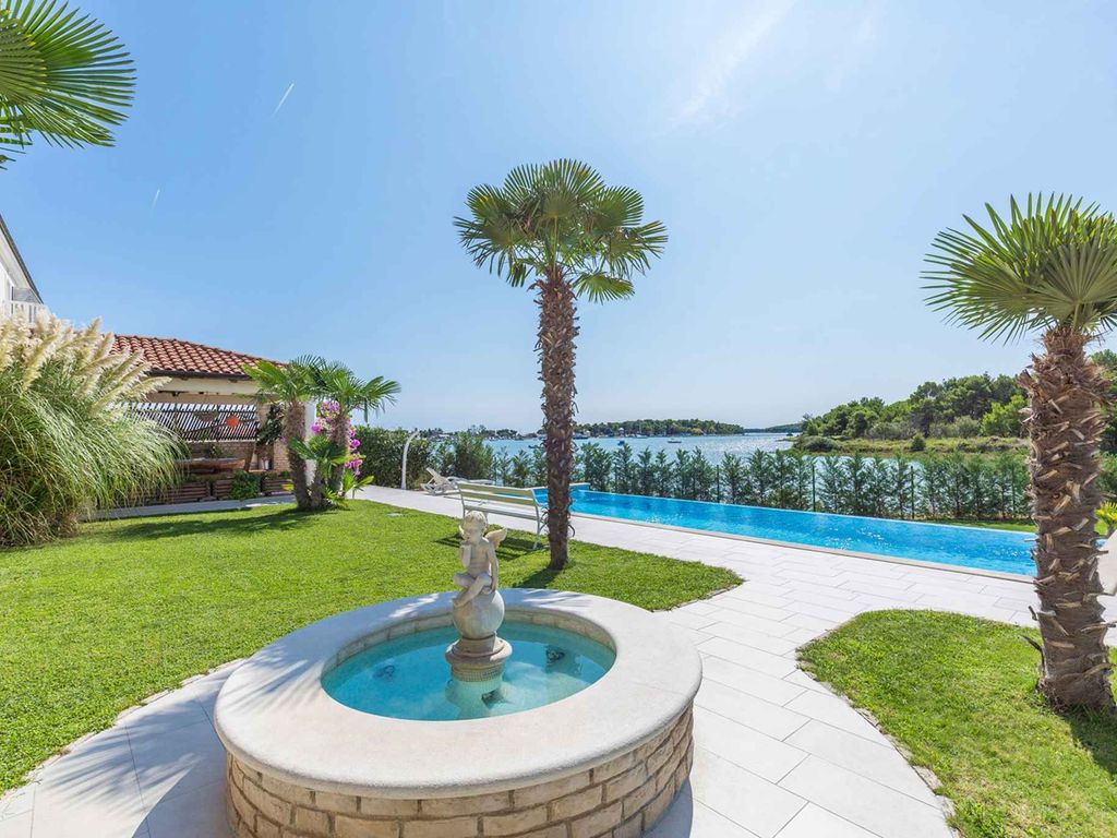 Ferienwohnung mit Aussenpool und Balkon mit Meerblick