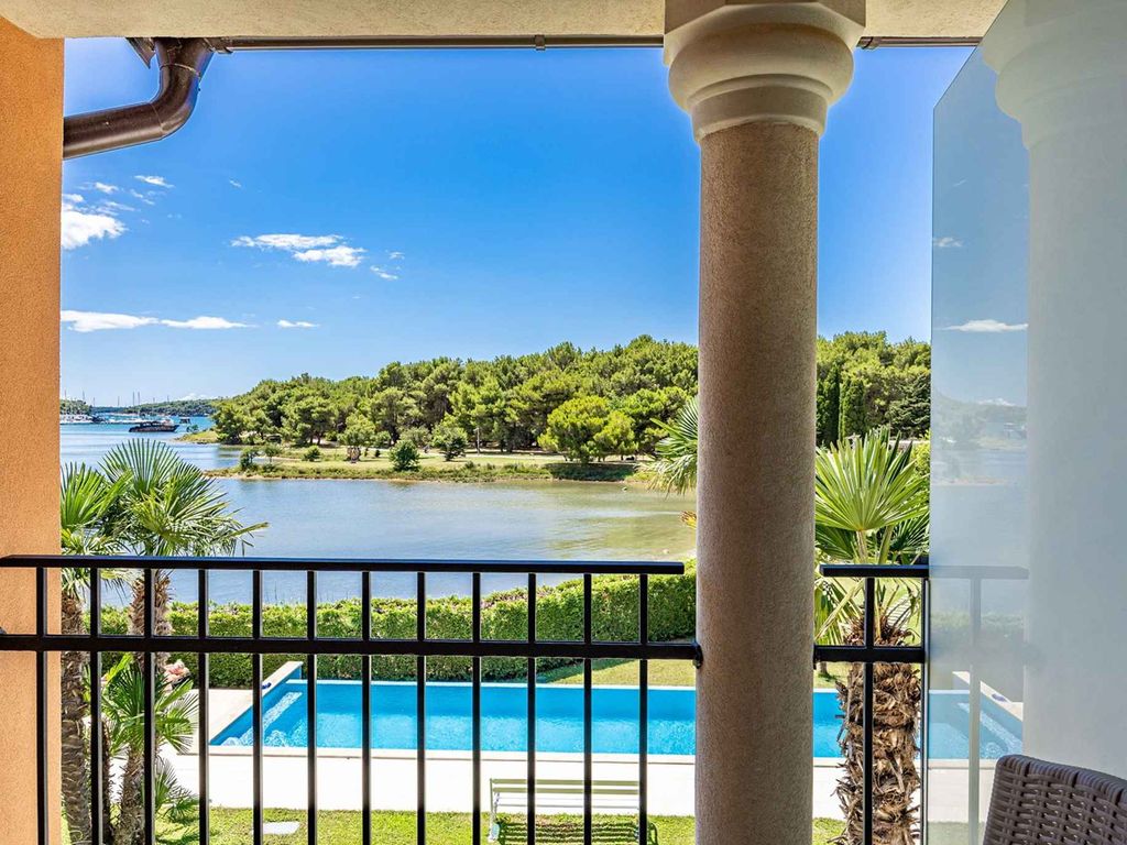 Ferienwohnung mit Außenpool und Meerblick