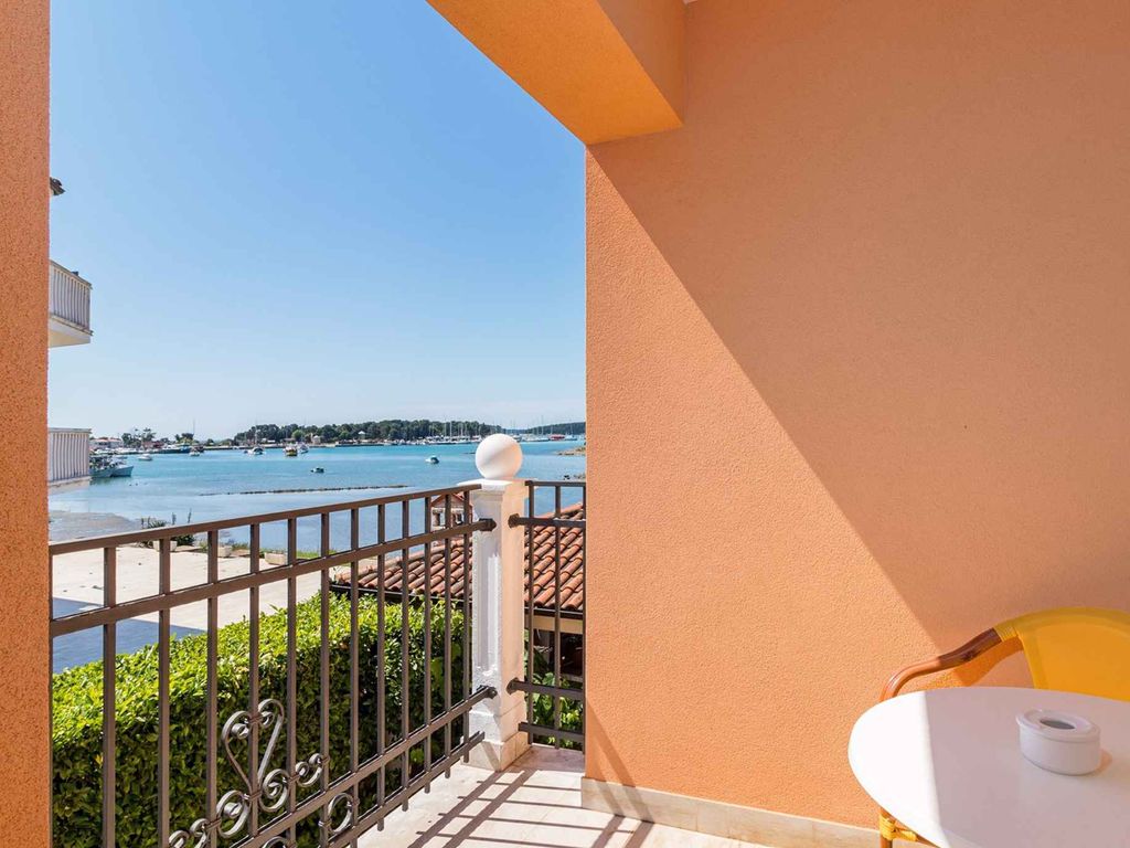 Ferienwohnung mit Pool und Meerblick