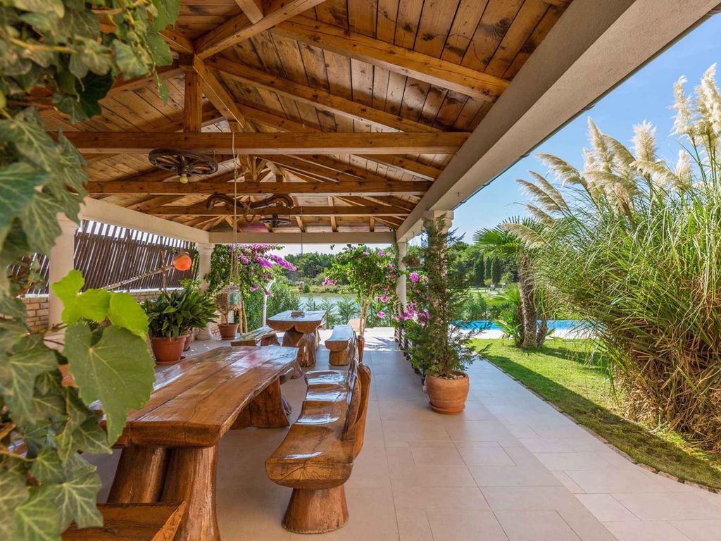 Ferienwohnung mit Pool und Meerblick