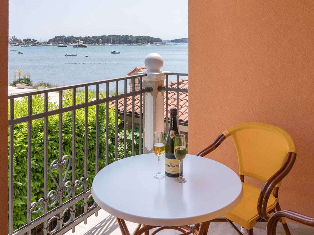 Ferienwohnung mit Pool und Meerblick