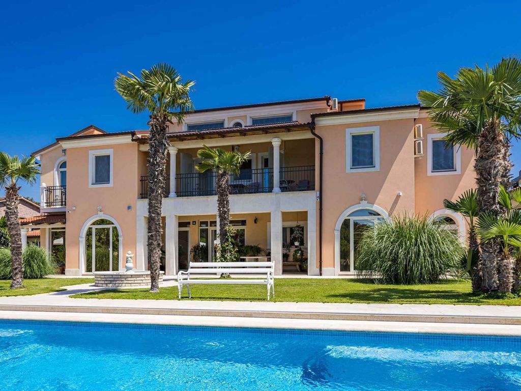 Ferienwohnung mit Pool und Meerblick