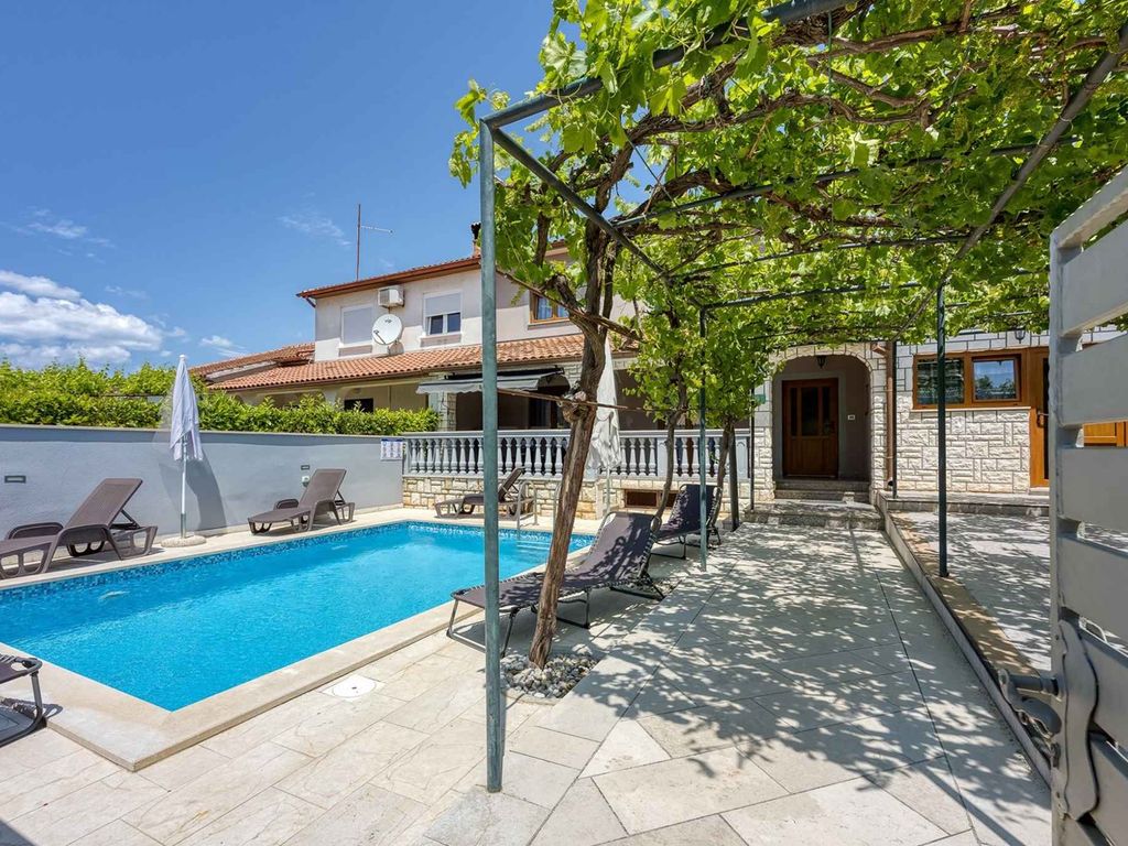 Ferienhaus mit 4 Schlafzimmern, Swimmingpool, Garten und Sommerterrasse