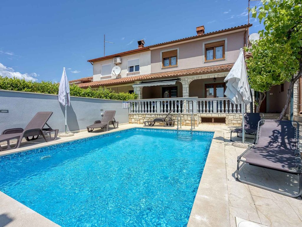Ferienhaus mit 4 Schlafzimmern, Swimmingpool, Garten und Sommerterrasse