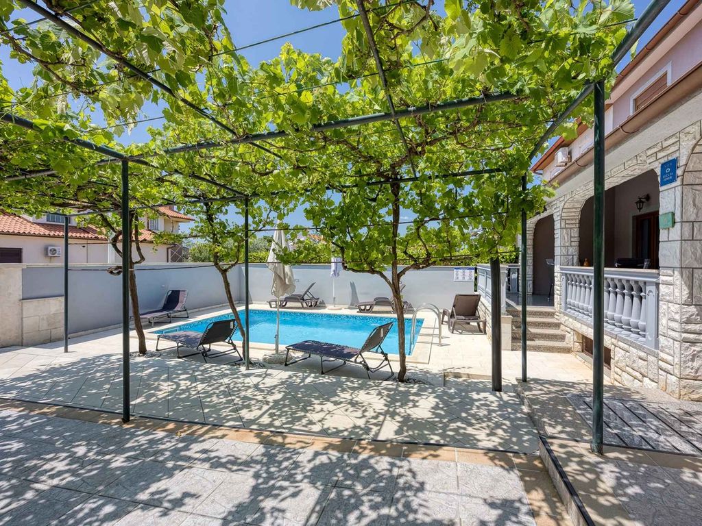 Ferienhaus mit 4 Schlafzimmern, Swimmingpool, Garten und Sommerterrasse