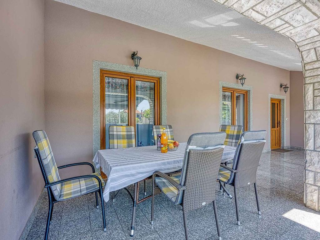 Ferienhaus mit 4 Schlafzimmern, Swimmingpool, Garten und Sommerterrasse