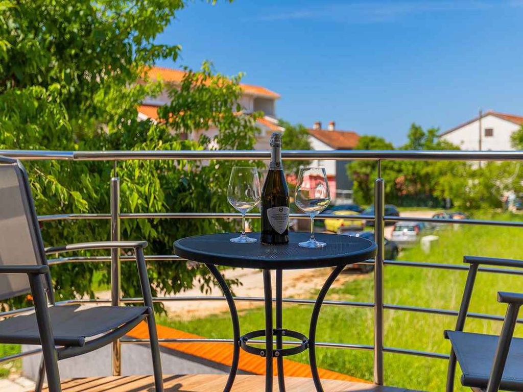 Ferienhaus mit Außenpool, Klimaanlage und Terrasse