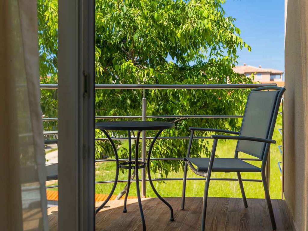 Ferienhaus mit Außenpool, Klimaanlage und Terrasse