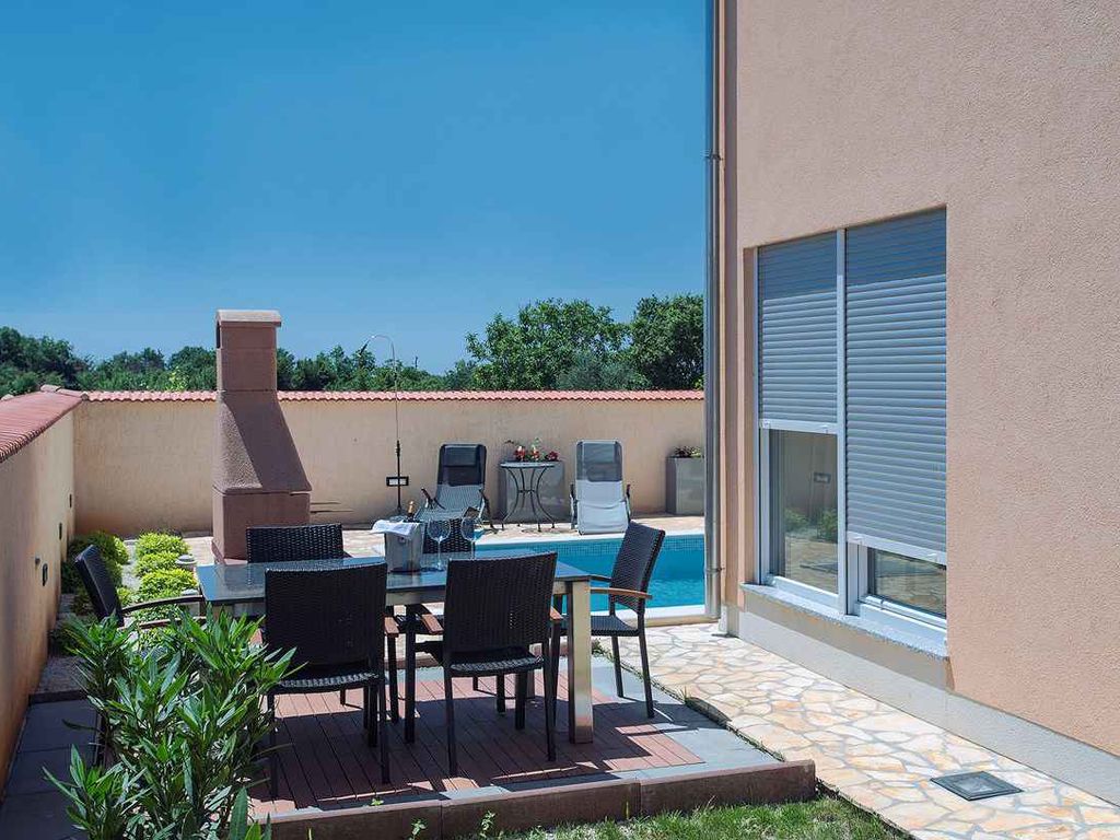 Ferienhaus mit Außenpool, Klimaanlage und Terrasse