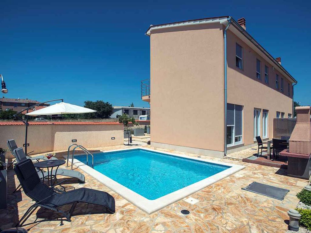 Ferienhaus mit Außenpool, Klimaanlage und Terrasse