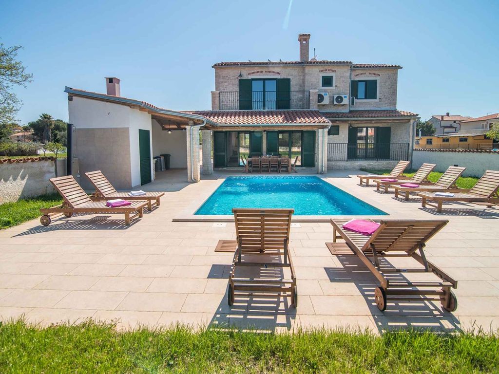 Villa mit Pool und Garten