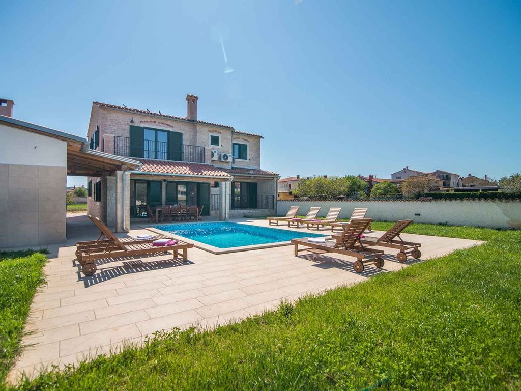 Villa mit Pool und Garten