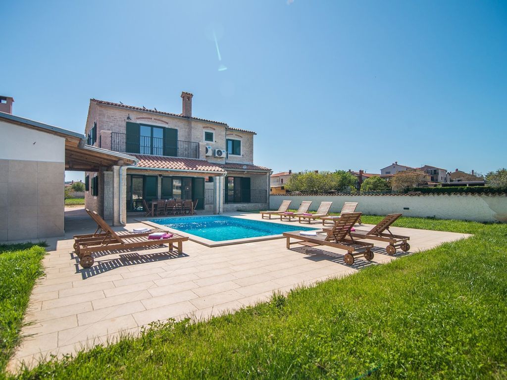 Villa mit Pool und Garten