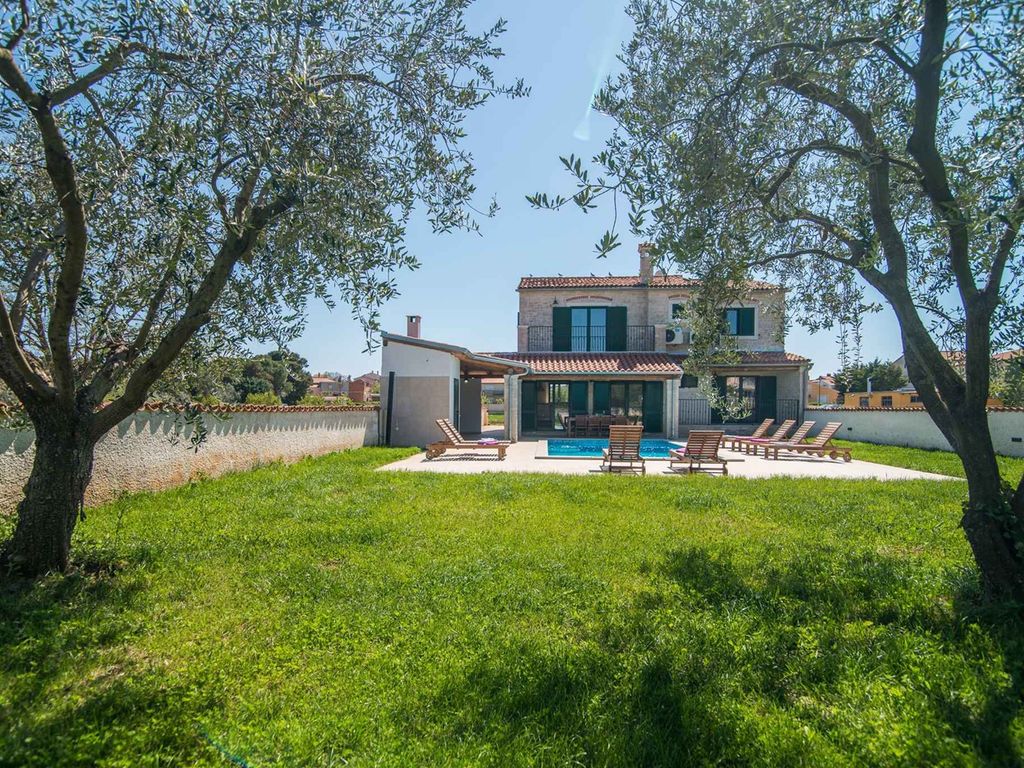 Villa mit Pool und Garten