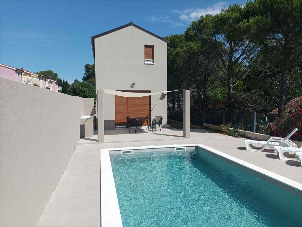 Villa mit Außenpool und Strandnähe