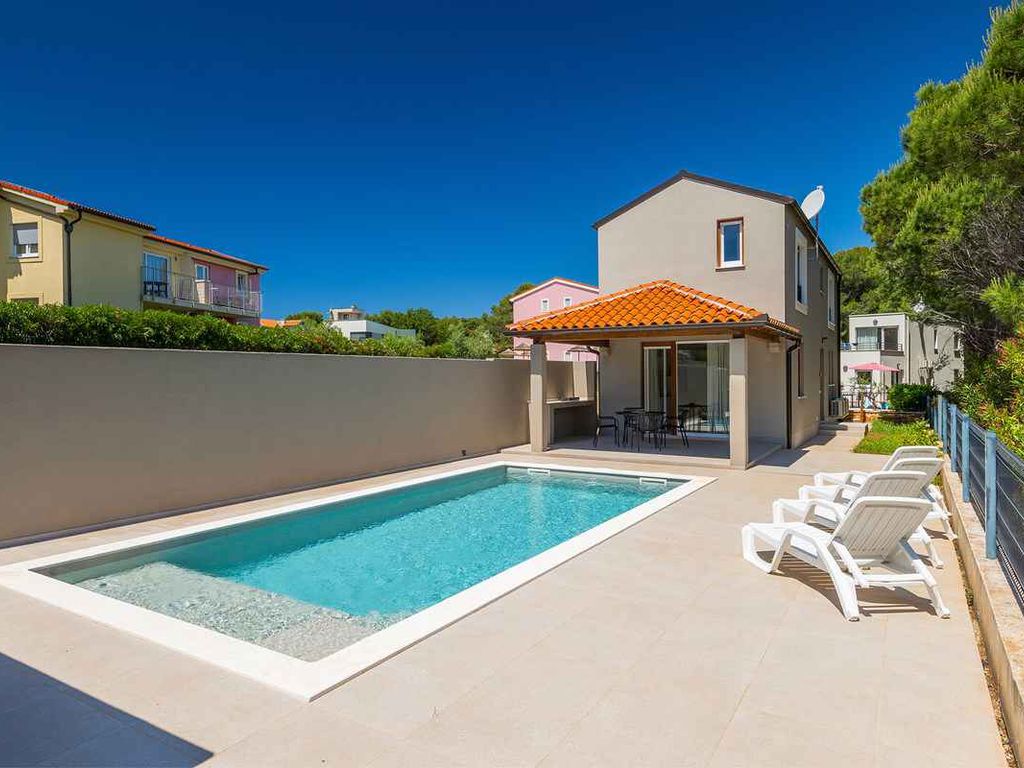 Villa mit Außenpool und Strandnähe
