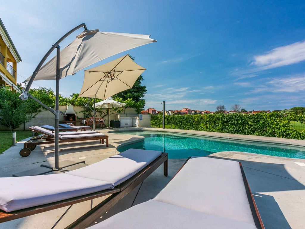 Ferienwohnung mit Pool und Grillmöglichkeit