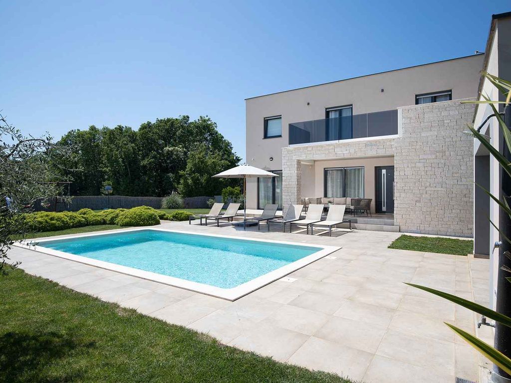 Villa mit Außenpool