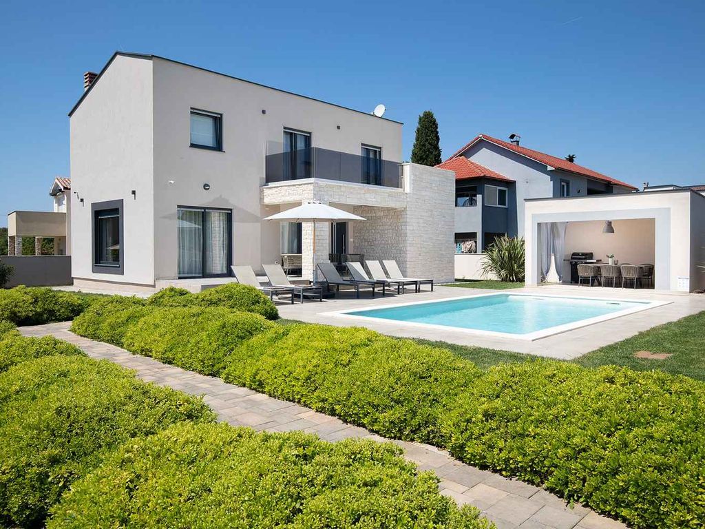 Villa mit Außenpool