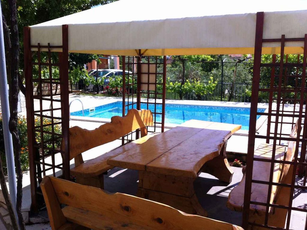 Ferienwohnung mit Pool und Garten zur gemeinsamen Nutzung