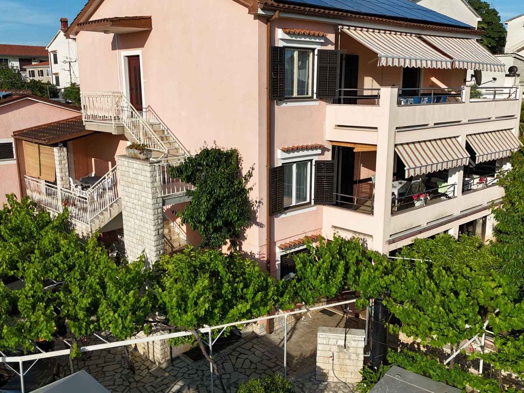 Ferienwohnung mit Pool und Grill