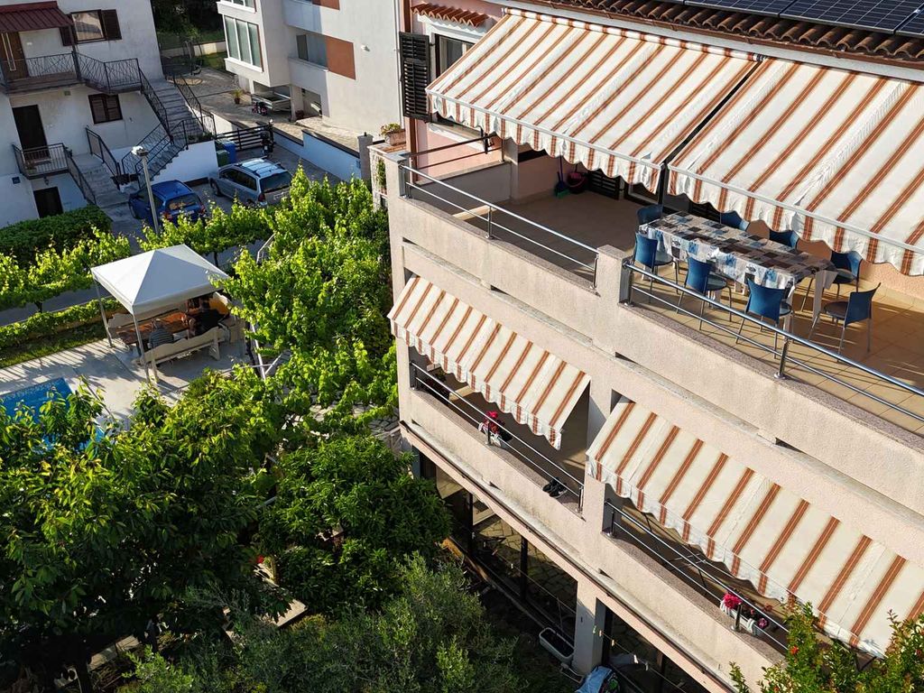 Ferienwohnung mit Pool und Grill