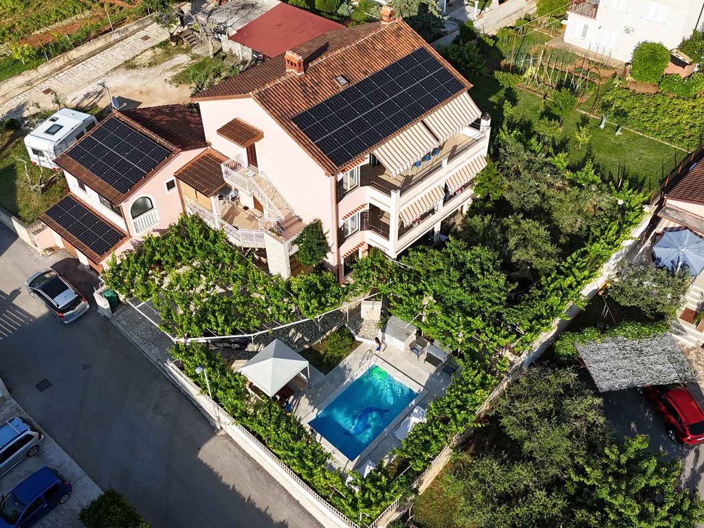 Ferienwohnung mit Pool und Grill